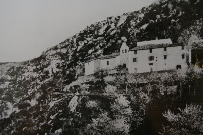 Le coll del Buc se situe à gauche de l’ermitage de N.D.du Chàteau
