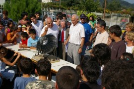 Modèle réduit du four solaire de Sorède présenté au Lycée d’Arcos de Valdevez (Portugal 2007)